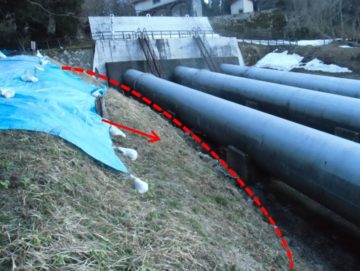 発電所導水管基礎部分に亀裂発生