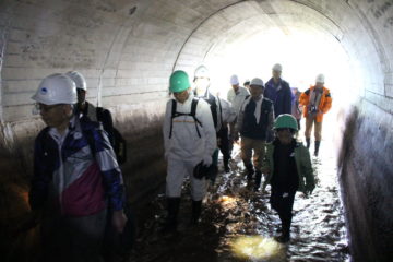 川上繰穴隧道（トンネル水路）の内部の見学１