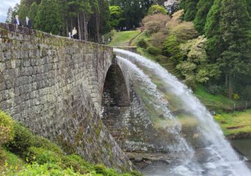 熊本県の世界かんがい施設遺産「通潤橋」：放水の様子